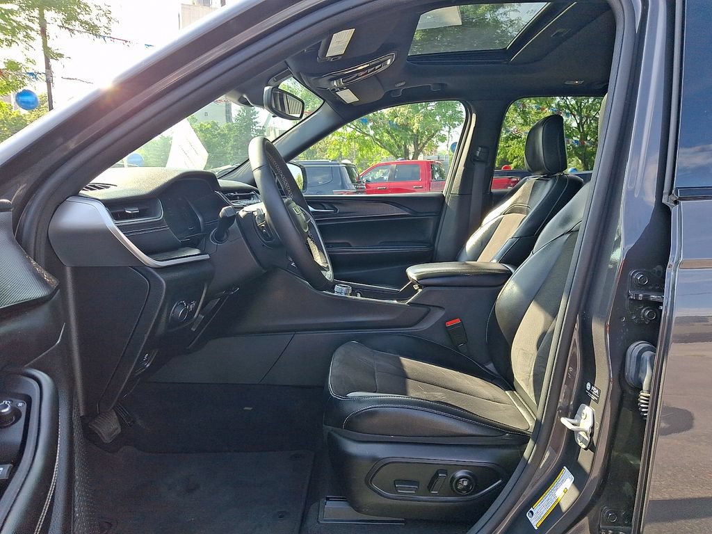 Used 2023 Jeep Grand Cherokee Altitude AWD/4WD image 13