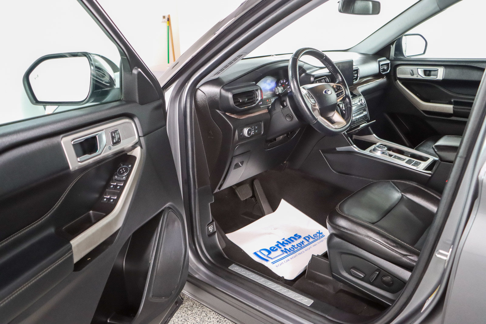 Used 2022 Ford Explorer Limited w/ Equipment Group 301A RWD image 3