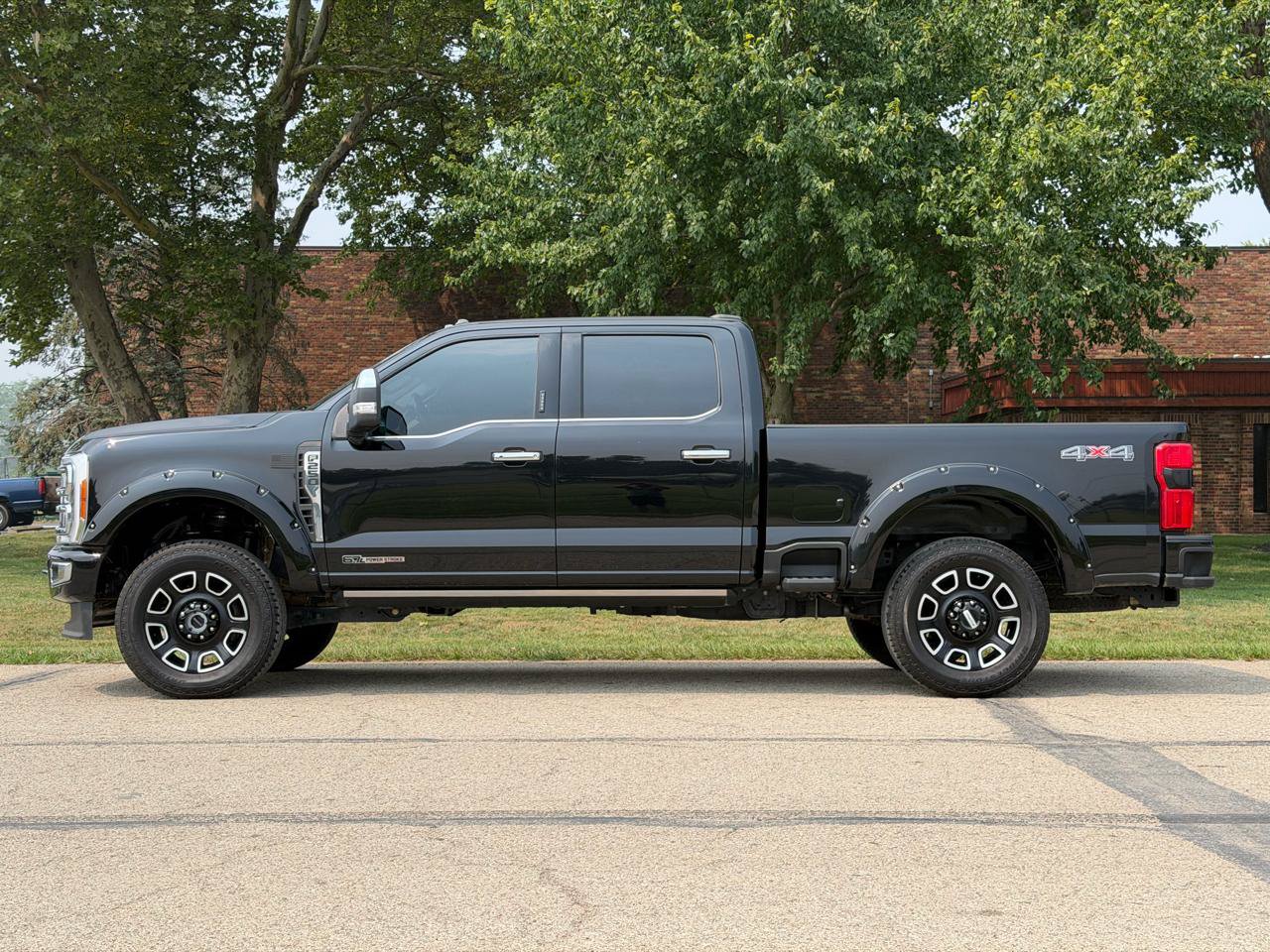 Used 2023 Ford F250 Platinum AWD/4WD image 3