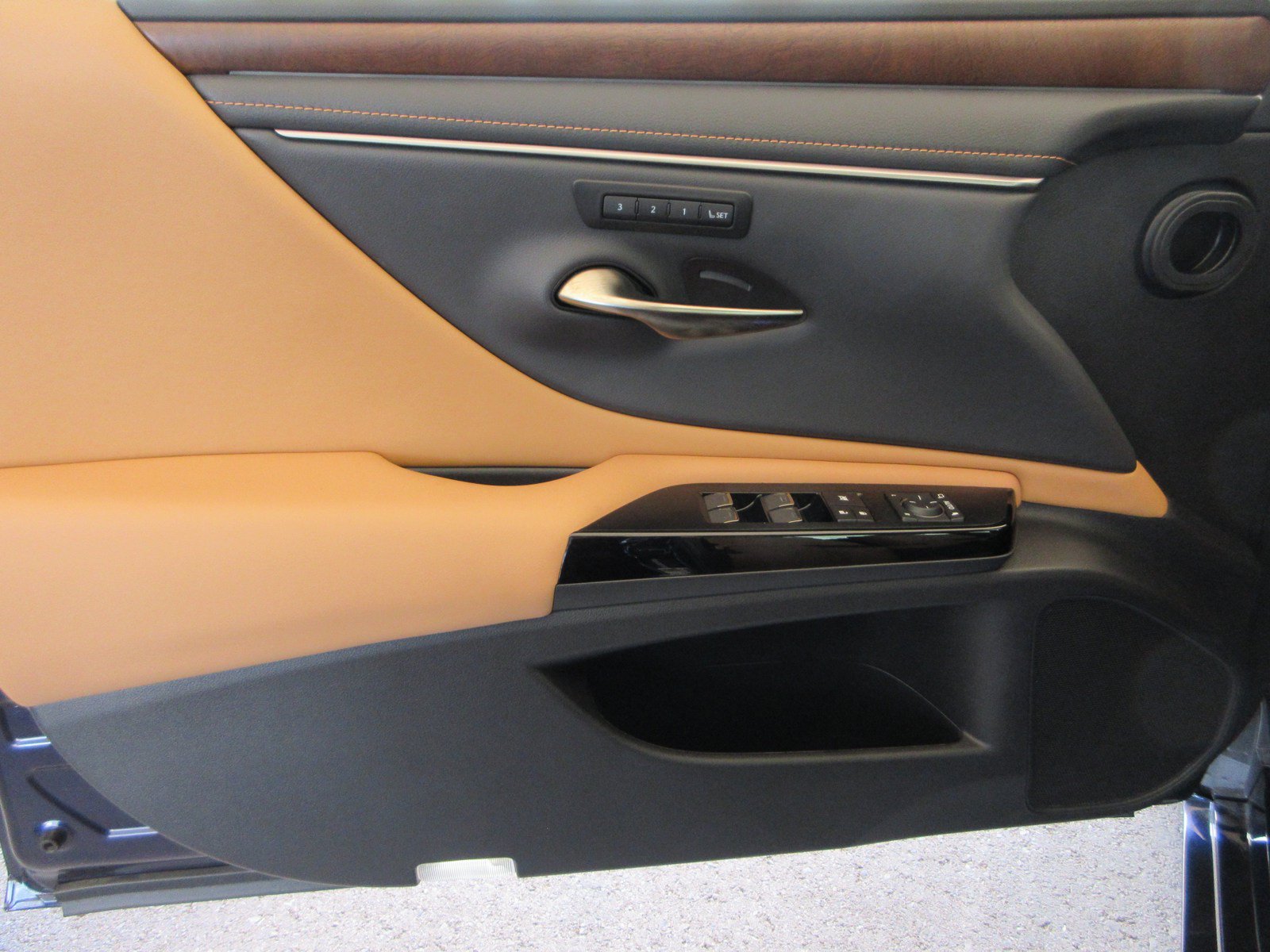 Used 2025 Lexus ES 300h w/ Premium Package FWD image 27