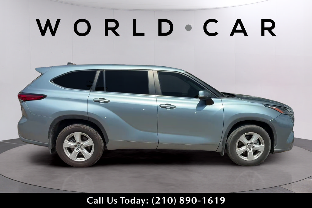 Used 2023 Toyota Highlander LE FWD image 2