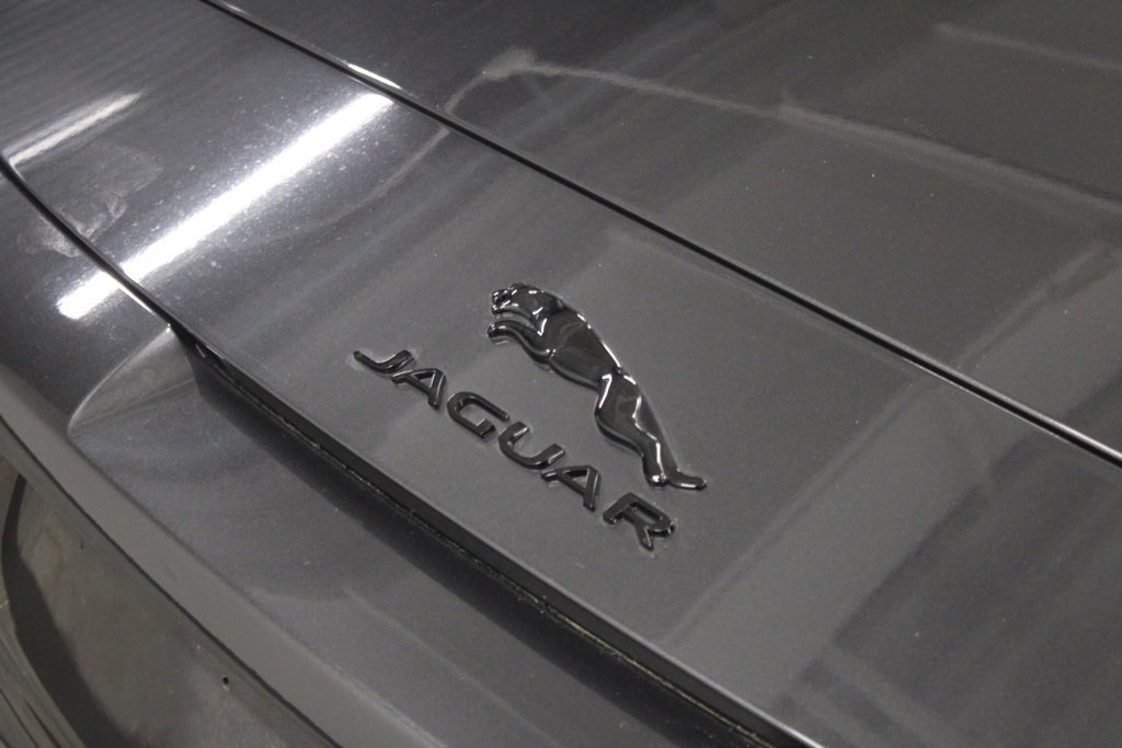 Used 2022 Jaguar F-TYPE R image 8