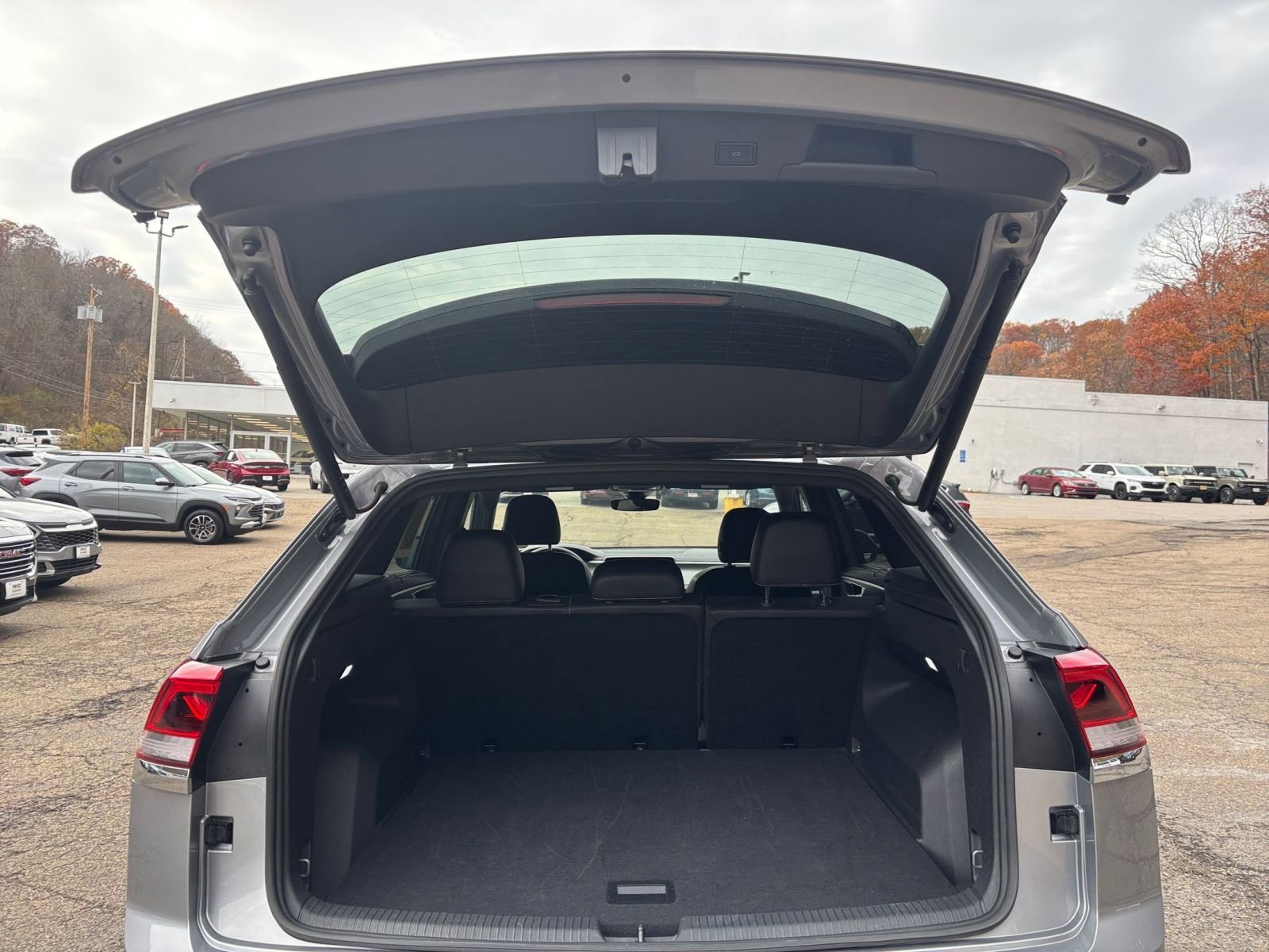 Used 2025 Volkswagen Atlas Cross Sport SE image 31