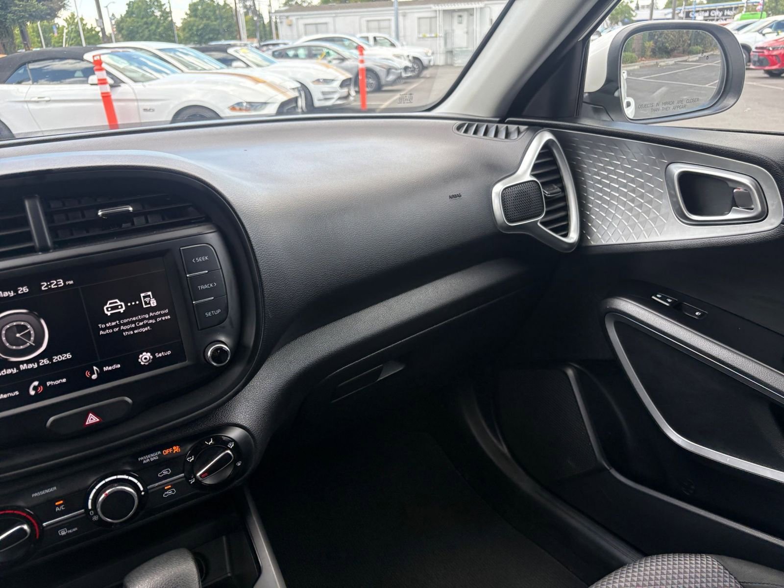 Used 2025 Kia Soul LX w/ LX Technology Package FWD image 33