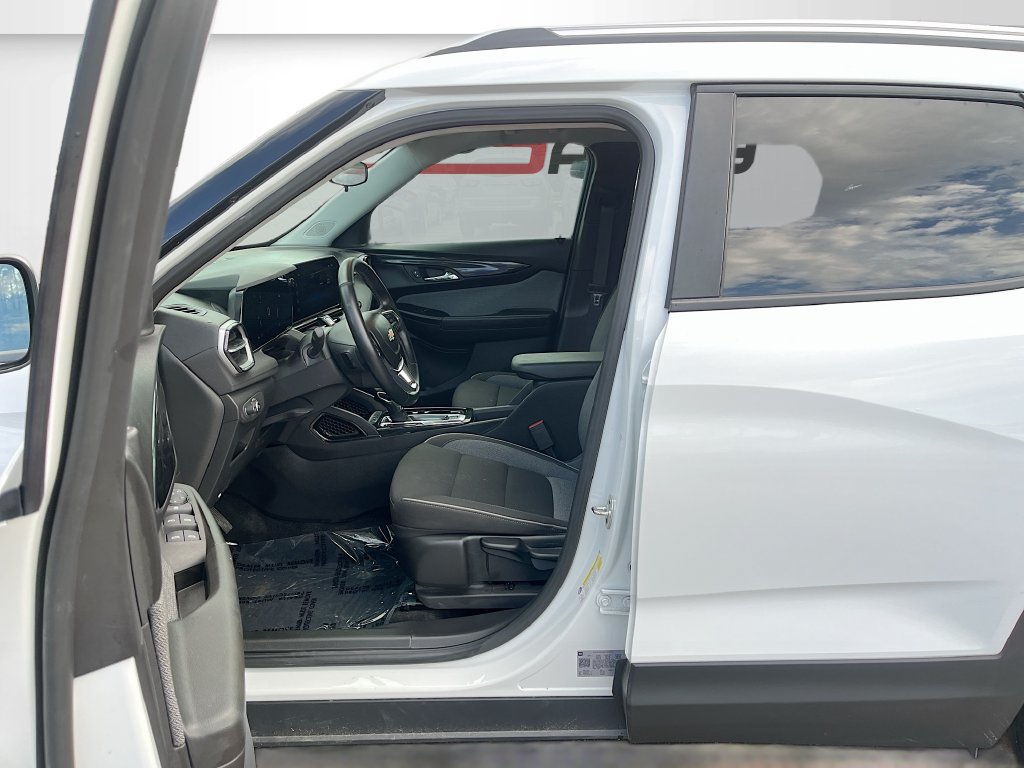 Used 2025 Chevrolet TrailBlazer LT w/ LT Cold Weather Package FWD image 20