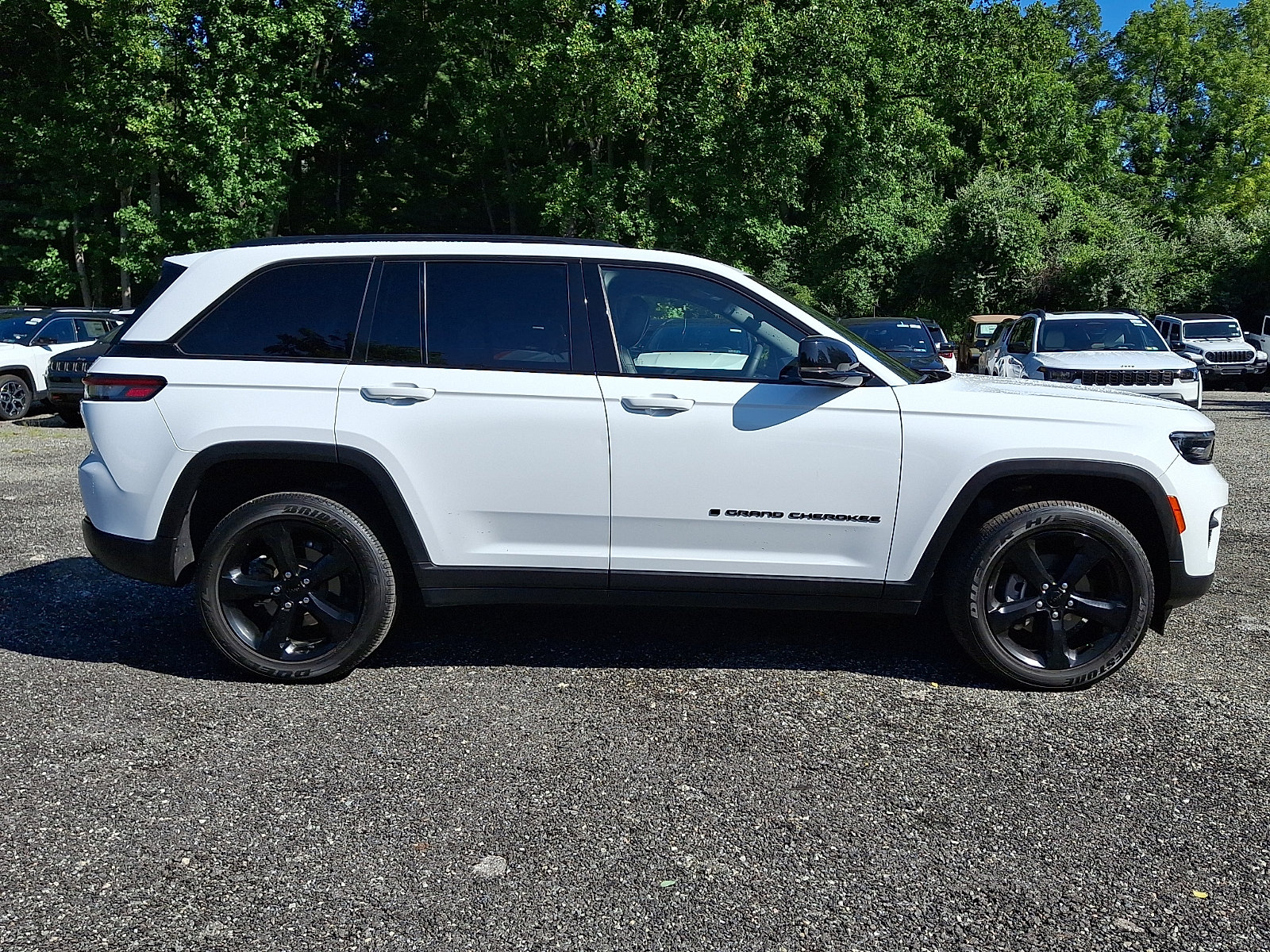 Used 2023 Jeep Grand Cherokee Altitude AWD/4WD image 7