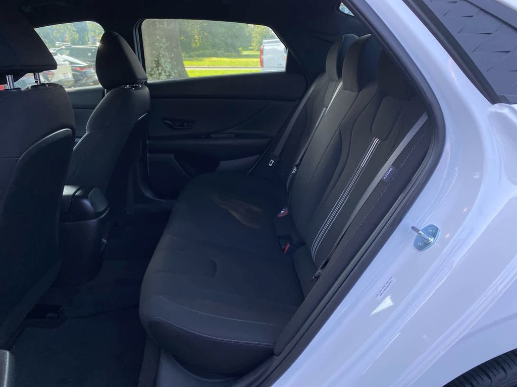 Used 2025 Hyundai Elantra Sport image 12