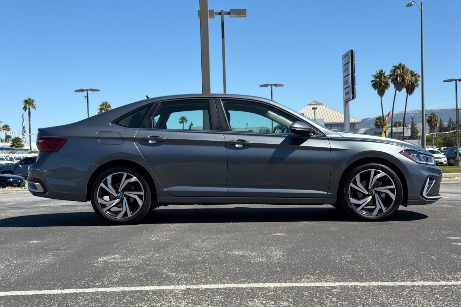 Used 2025 Volkswagen Jetta SEL FWD image 3