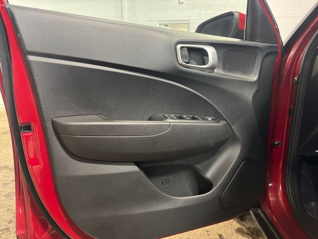 Used 2023 Hyundai Venue SE image 19