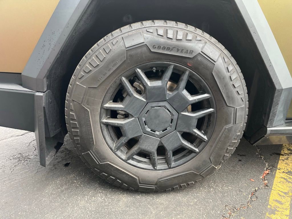 Used 2024 Tesla Cybertruck AWD Crew Cab image 33