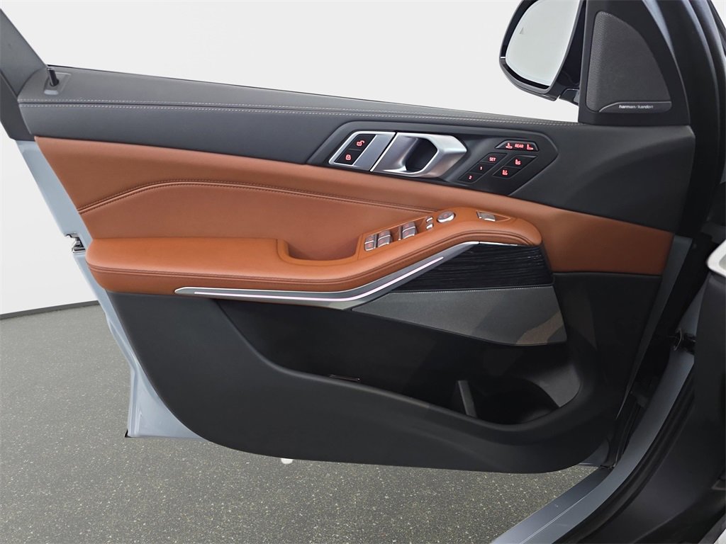 Used 2025 BMW X7 M60i w/ Executive Package image 28