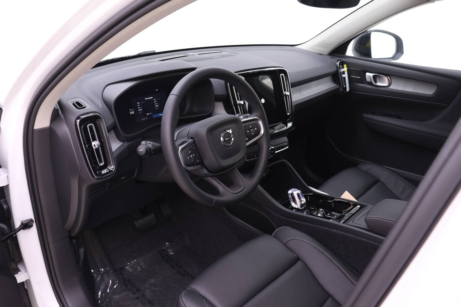 New 2026 Volvo XC40 B5 Plus w/ Climate Package AWD/4WD image 6