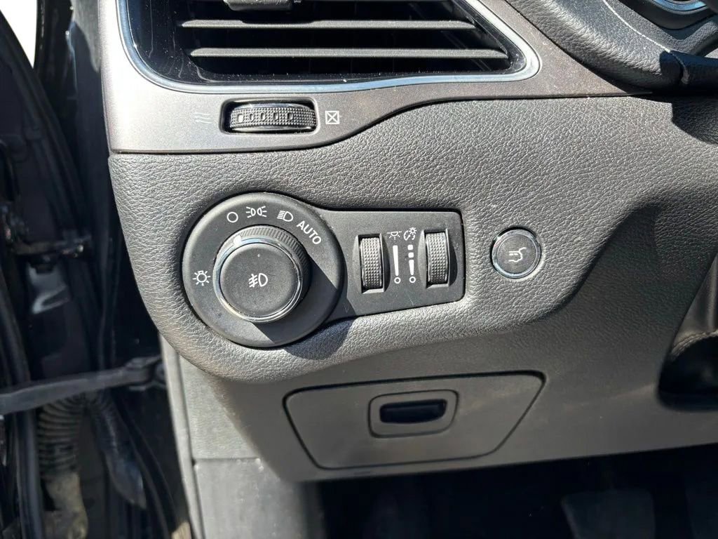 Used 2019 Jeep Cherokee Limited AWD/4WD image 13