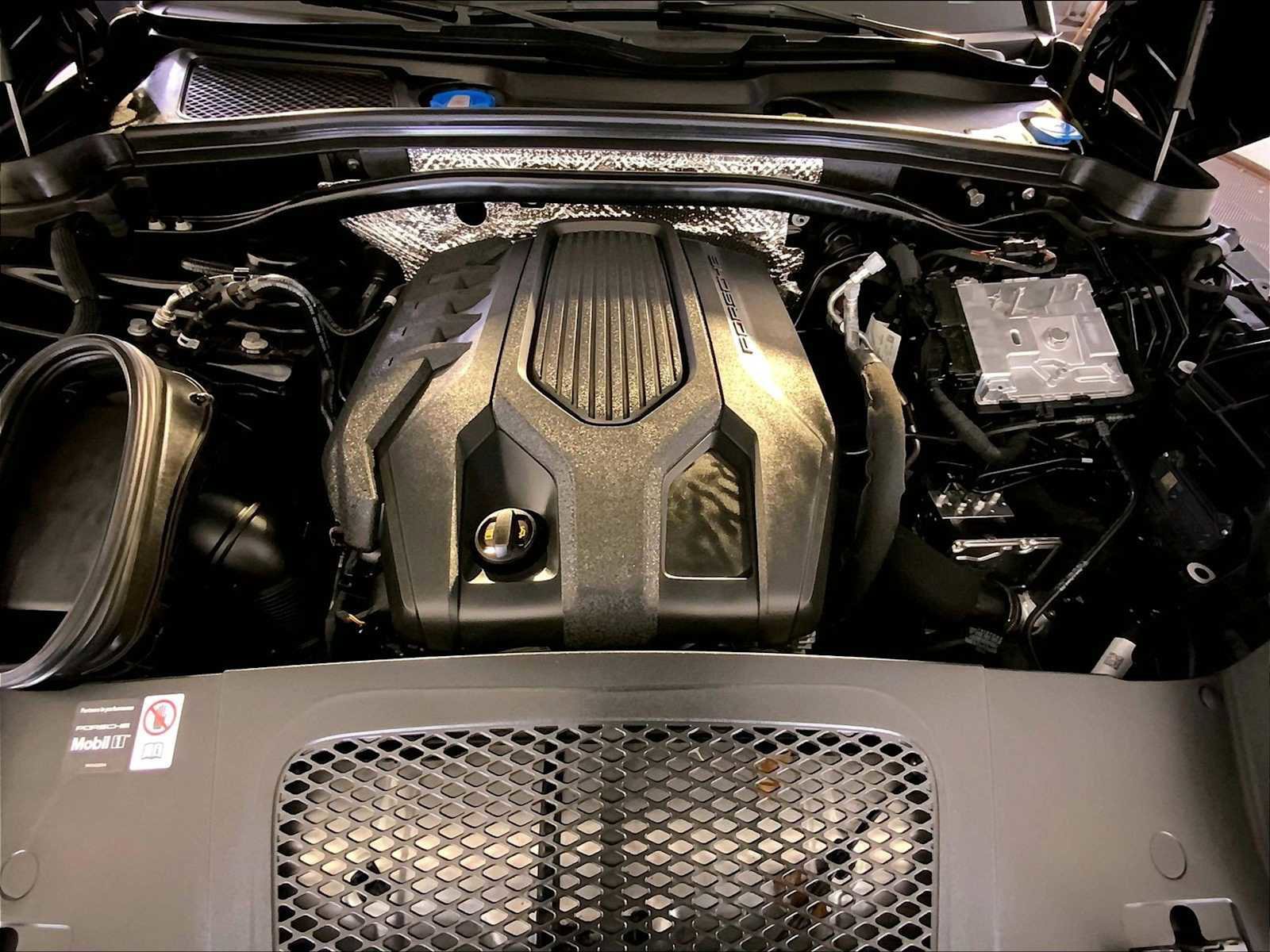 Certified 2025 Porsche Macan image 32