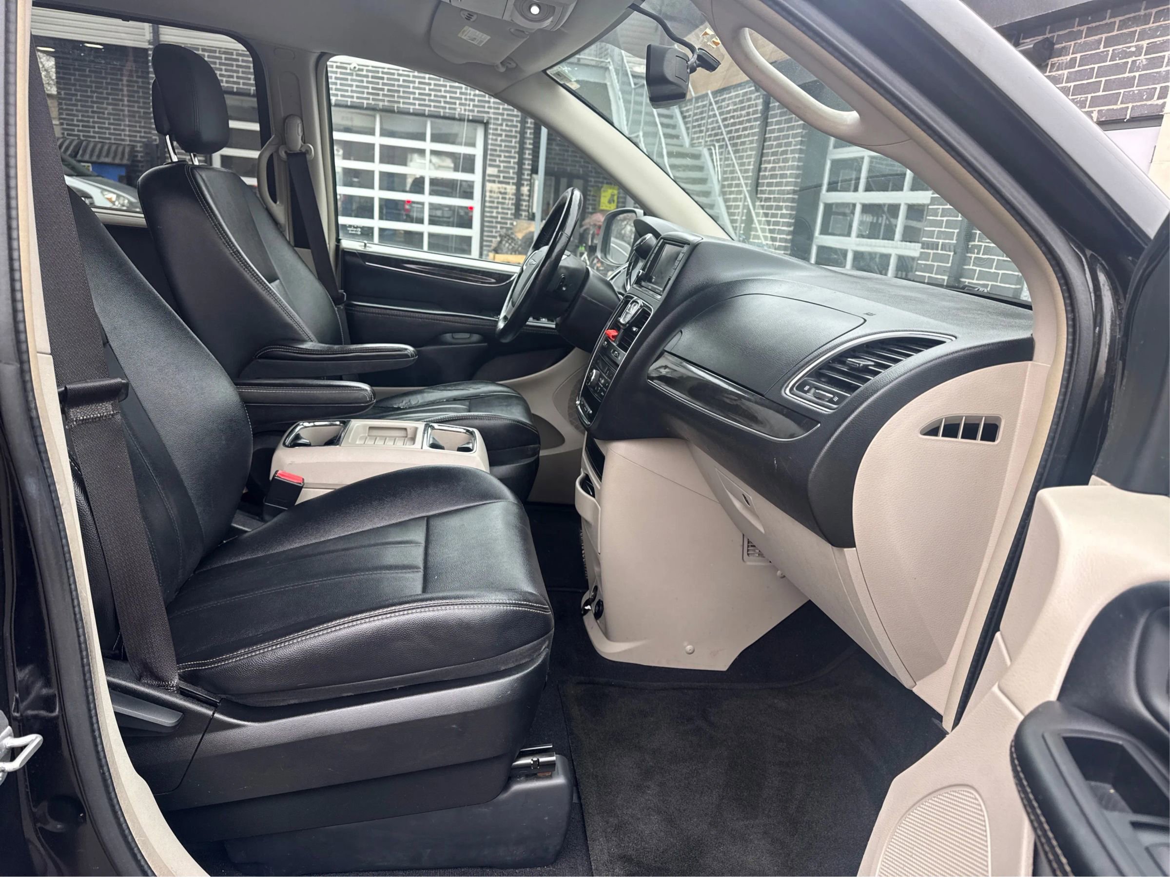 Used 2015 Chrysler Town & Country Touring w/ Driver Convenience Group image 25