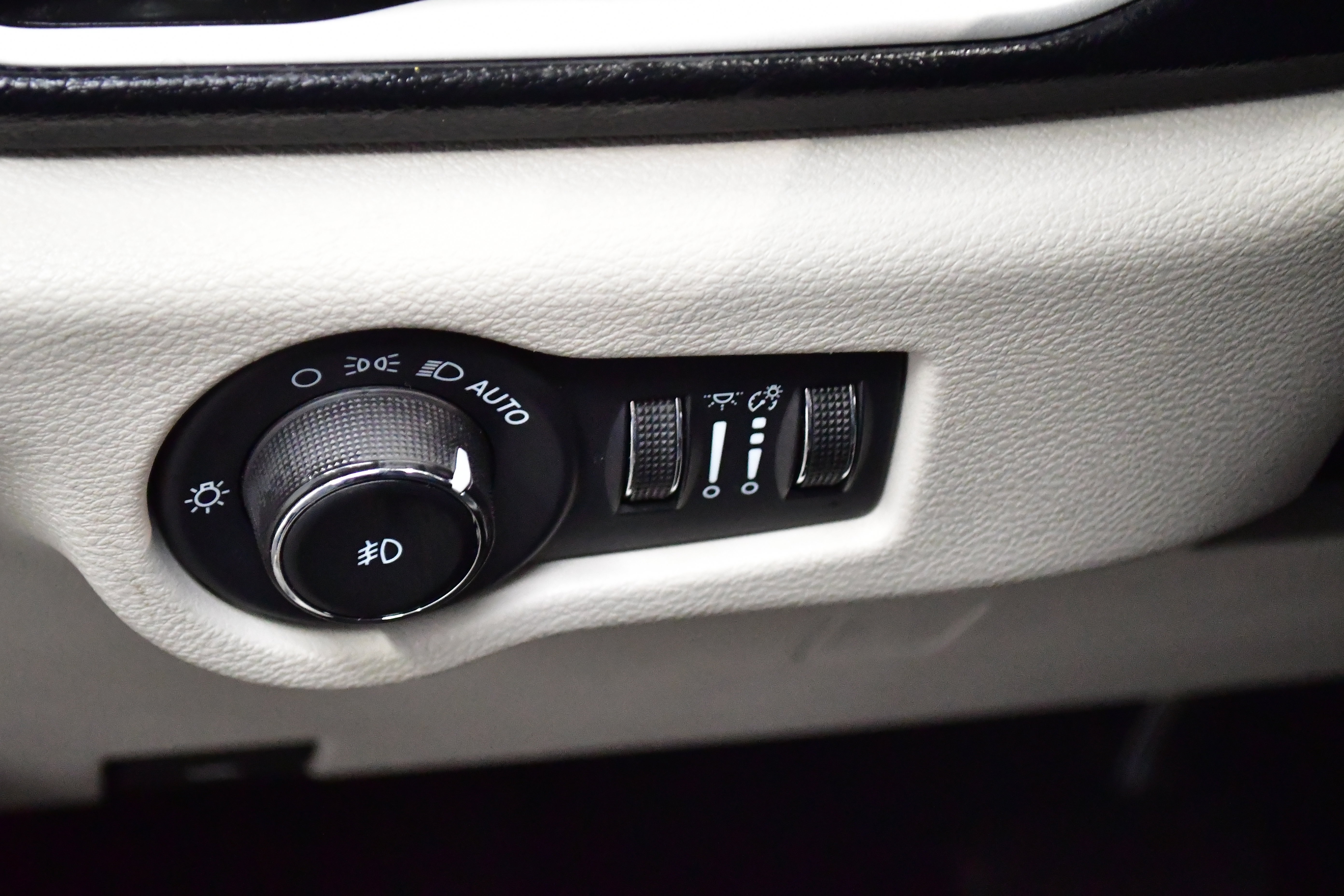 Used 2023 Chrysler Pacifica Touring-L FWD image 14