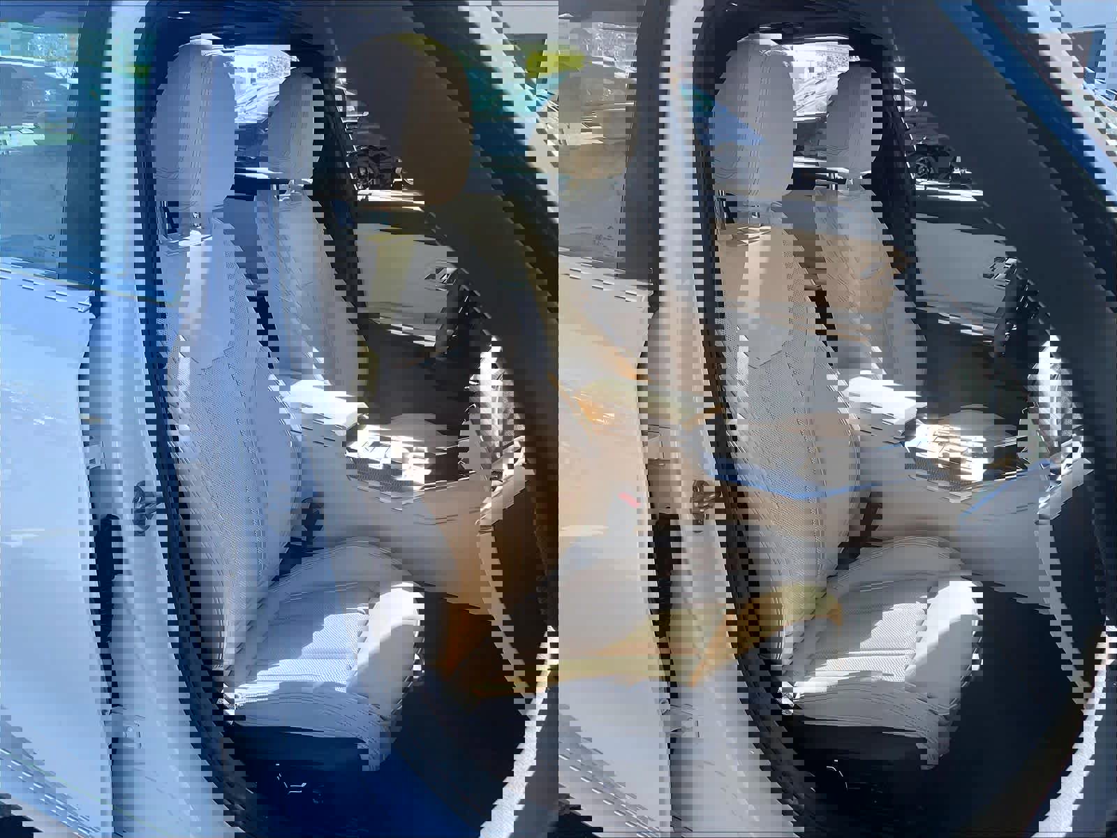 Used 2025 BMW 330i Sedan w/ M Sport Package image 9