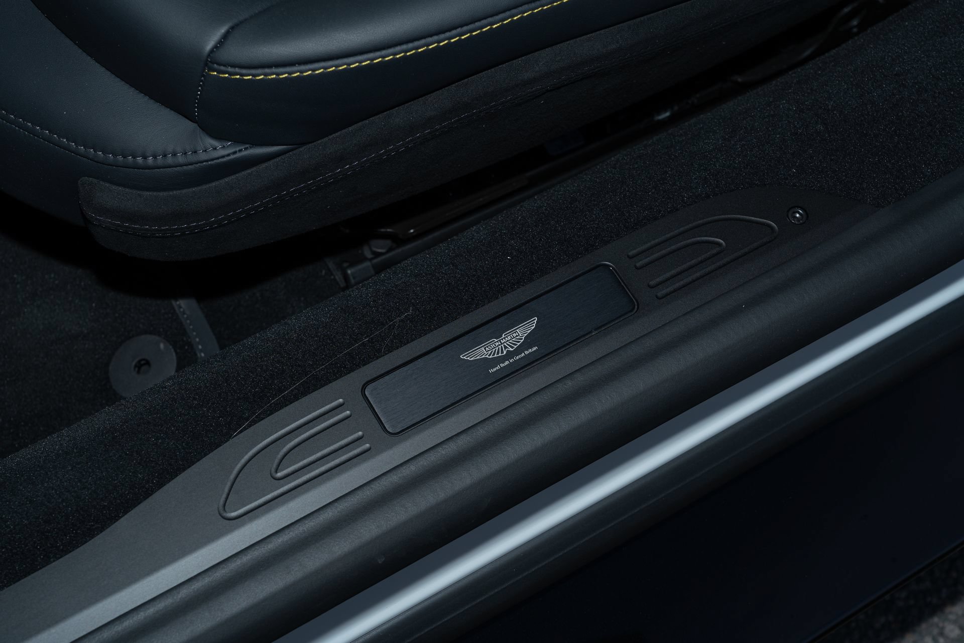 Used 2025 Aston Martin V8 Vantage Coupe RWD image 18