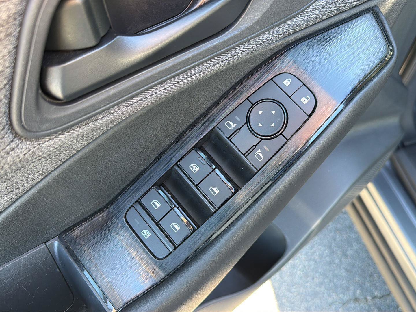 Used 2023 Nissan Rogue S AWD/4WD image 29