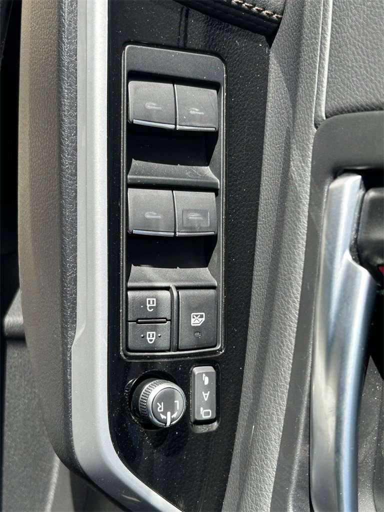 Used 2025 Toyota Sienna Platinum image 31