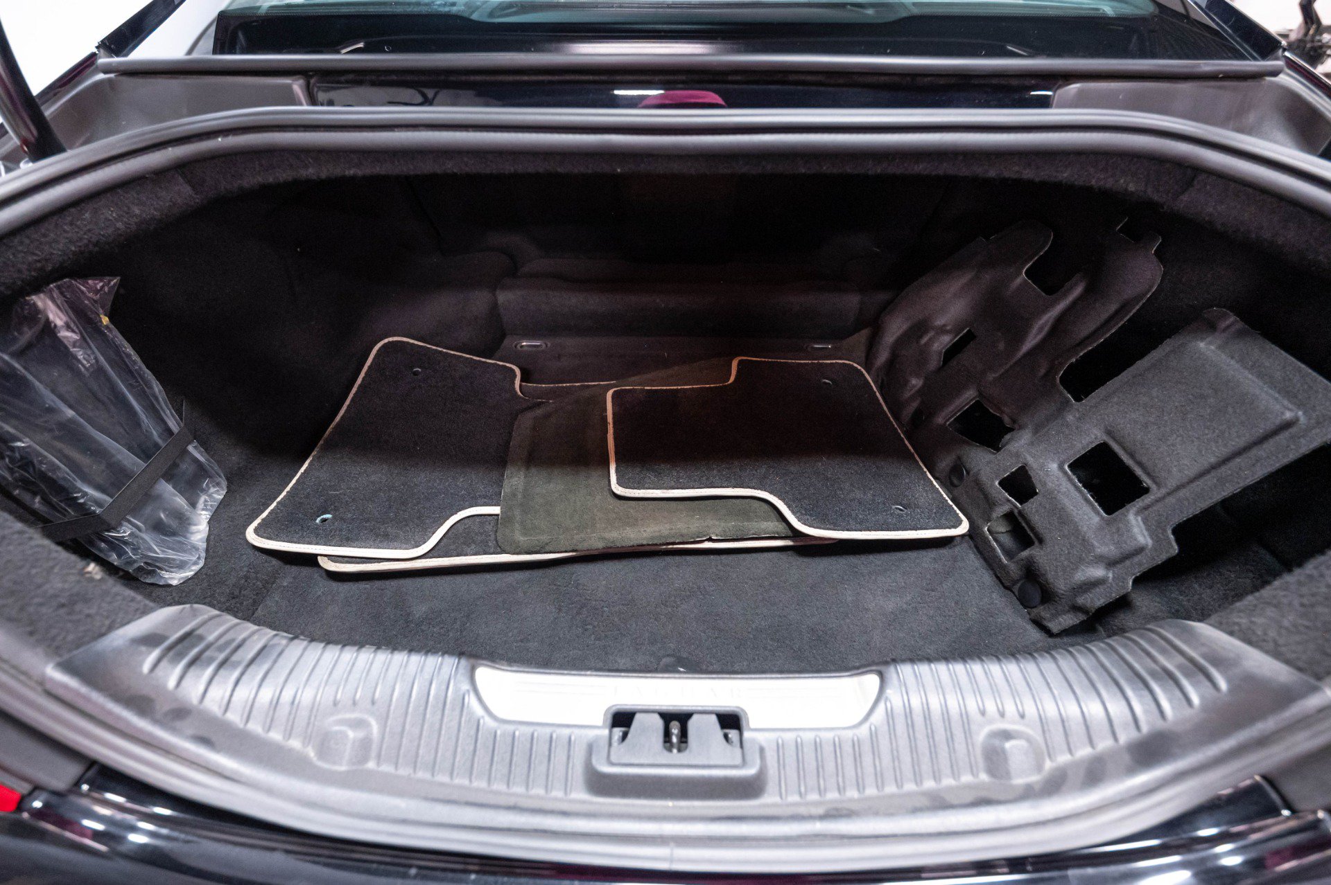 Used 2013 Jaguar XJ AWD image 50