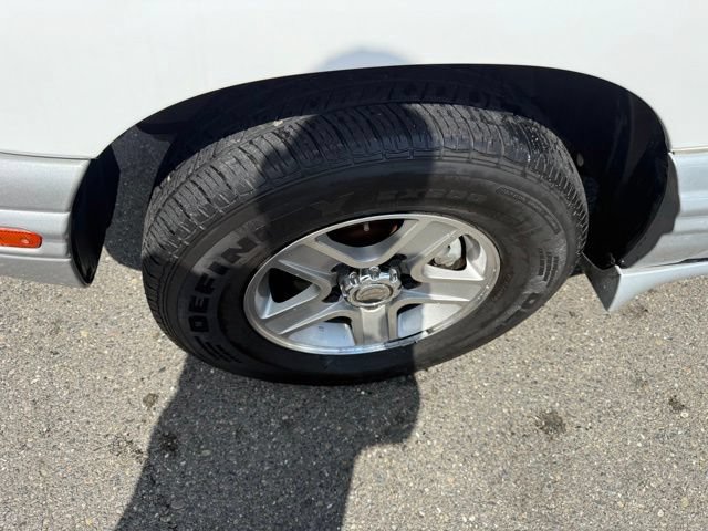 Used 2002 Chevrolet Tracker LT RWD image 9