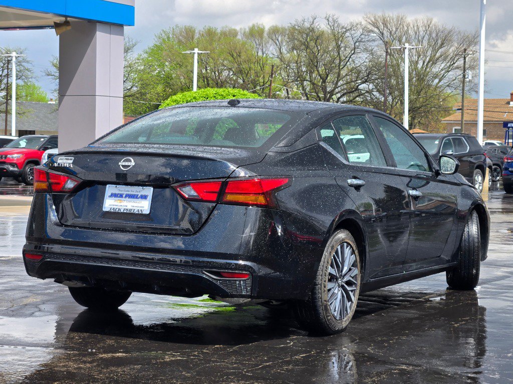 Used 2025 Nissan Altima 2.5 SV FWD image 12