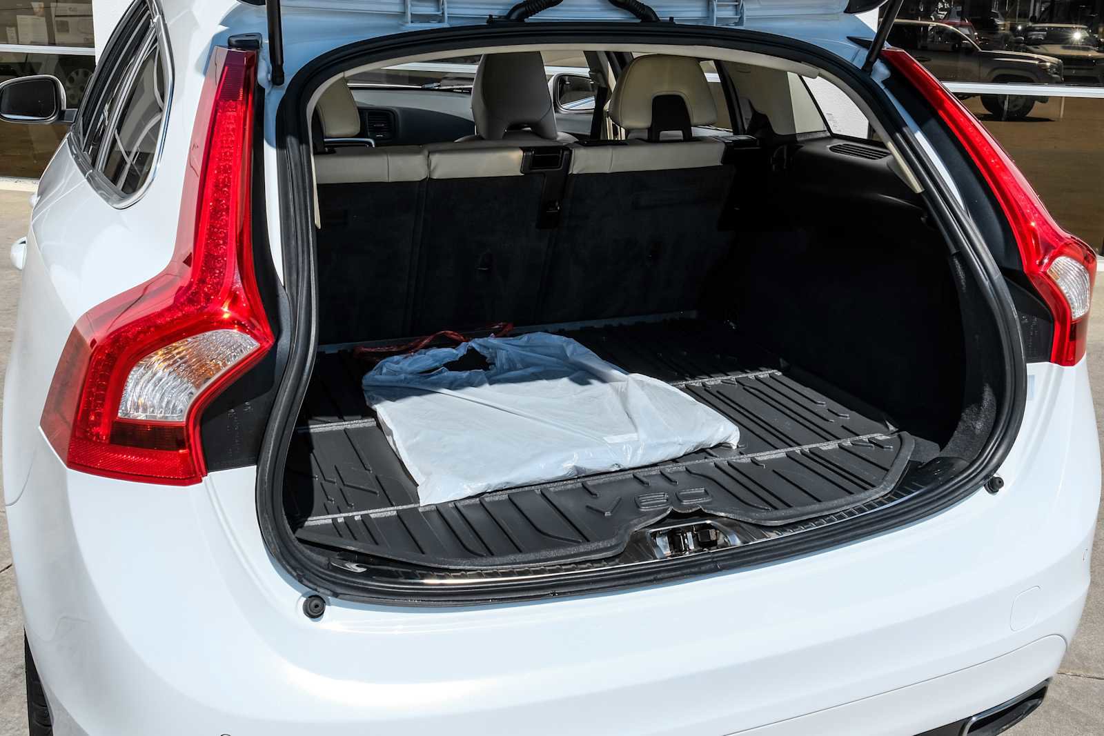 Used 2017 Volvo V60 T5 Premier w/ Convenience Package image 51