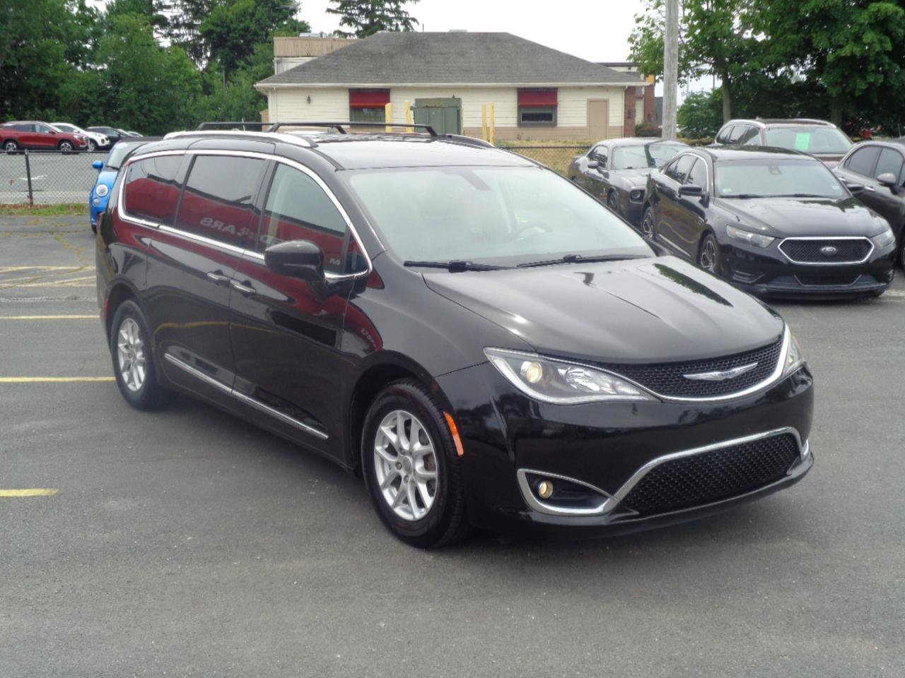 Used 2020 Chrysler Pacifica Touring-L FWD image 6