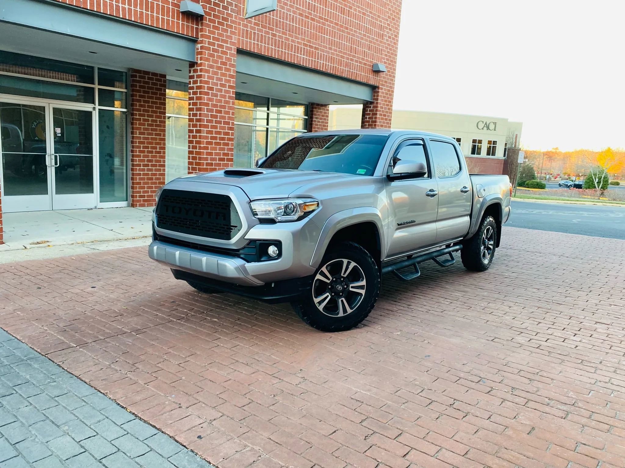 Used 2017 Toyota Tacoma TRD Sport image 3