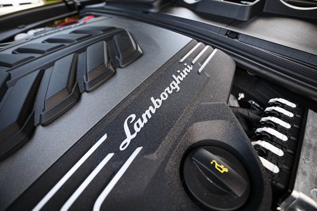 Used 2026 Lamborghini Urus SE AWD/4WD image 27