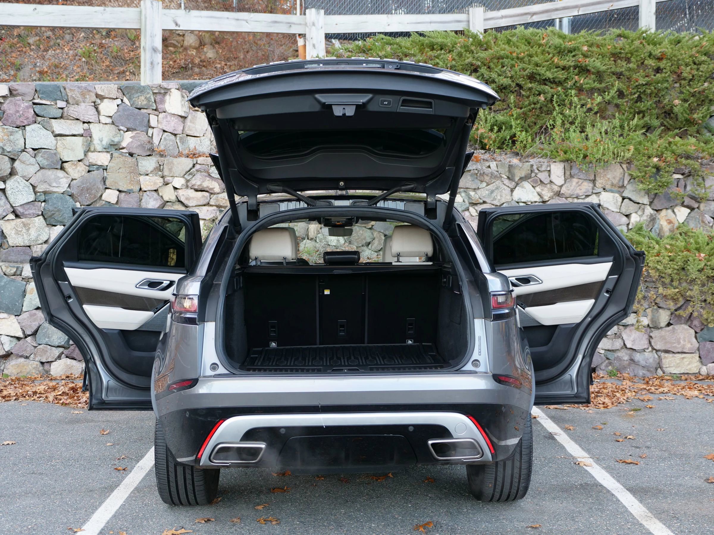 Used 2018 Land Rover Range Rover Velar R-Dynamic HSE image 10