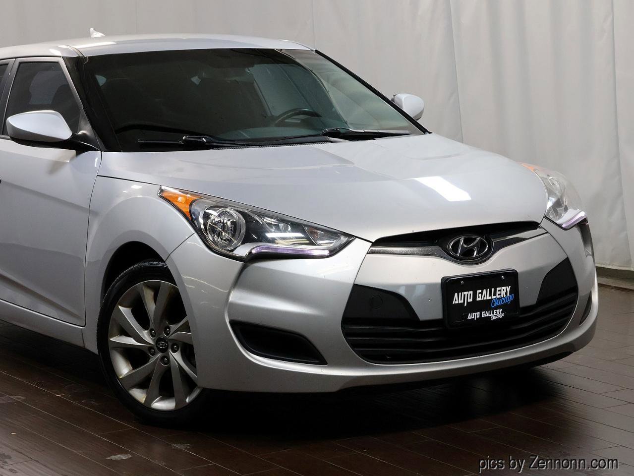 Used 2016 Hyundai Veloster FWD image 2