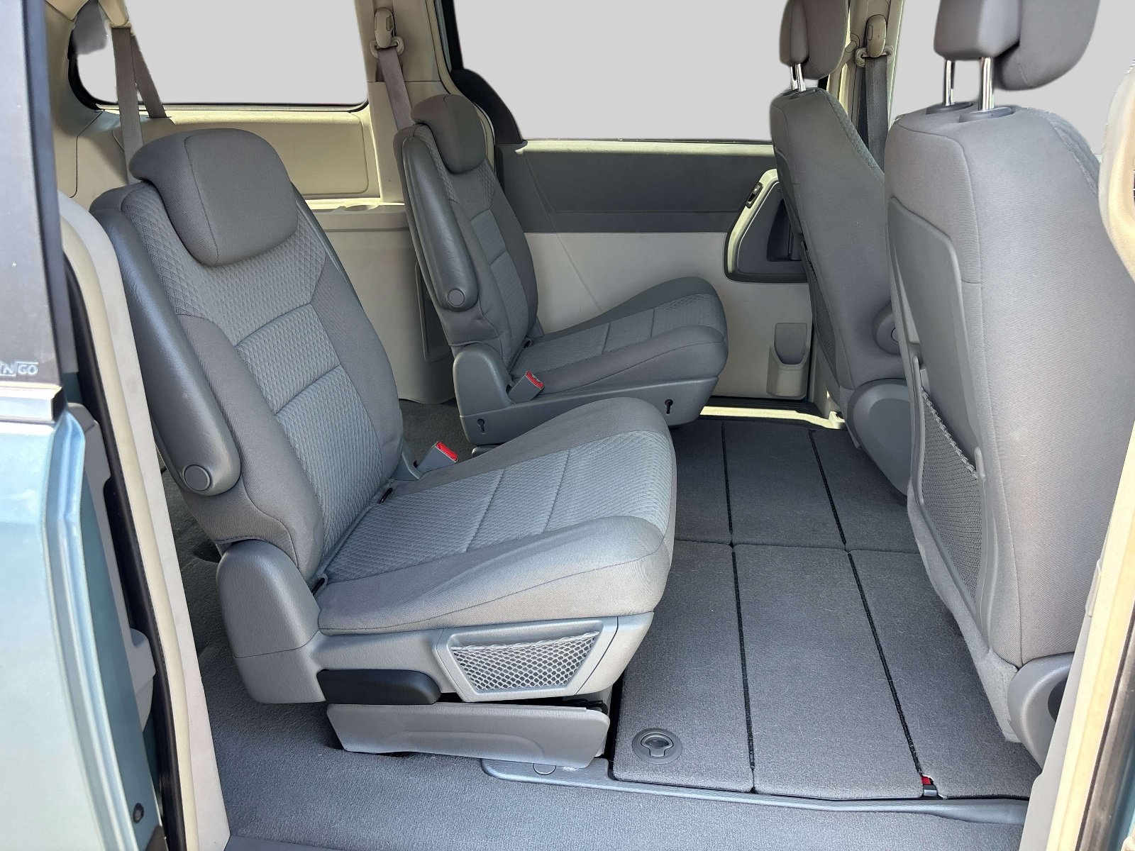 Used 2010 Chrysler Town & Country LX w/ PWR Convenience Group FWD image 17