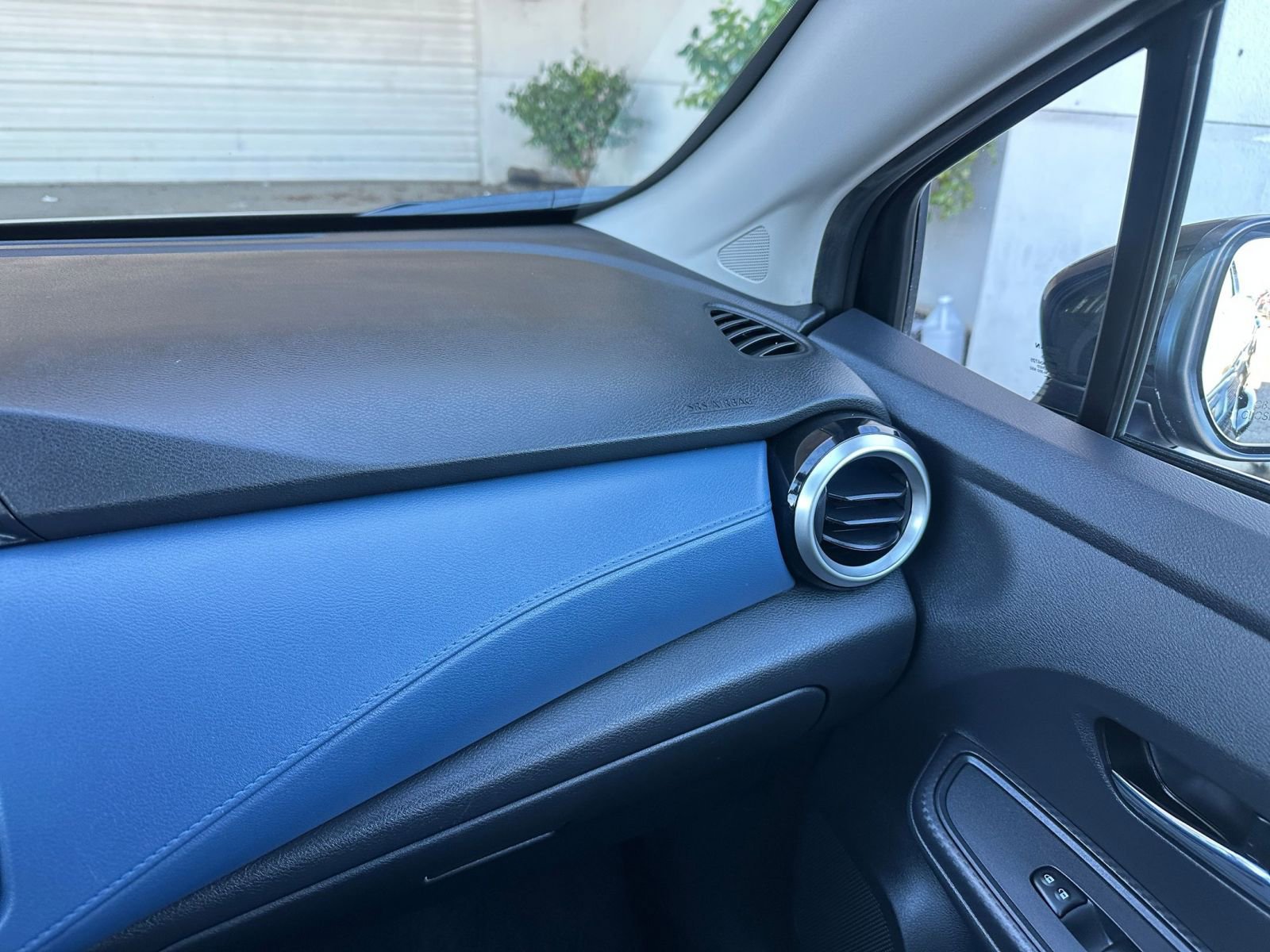 Used 2025 Nissan Versa SV image 35