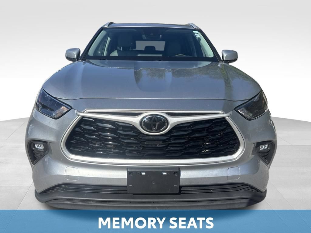Used 2022 Toyota Highlander XLE AWD/4WD image 18