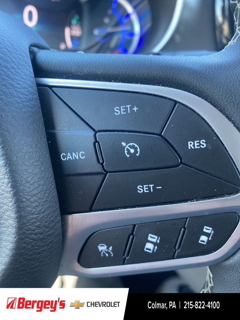 Used 2023 Chrysler Pacifica Touring-L image 39