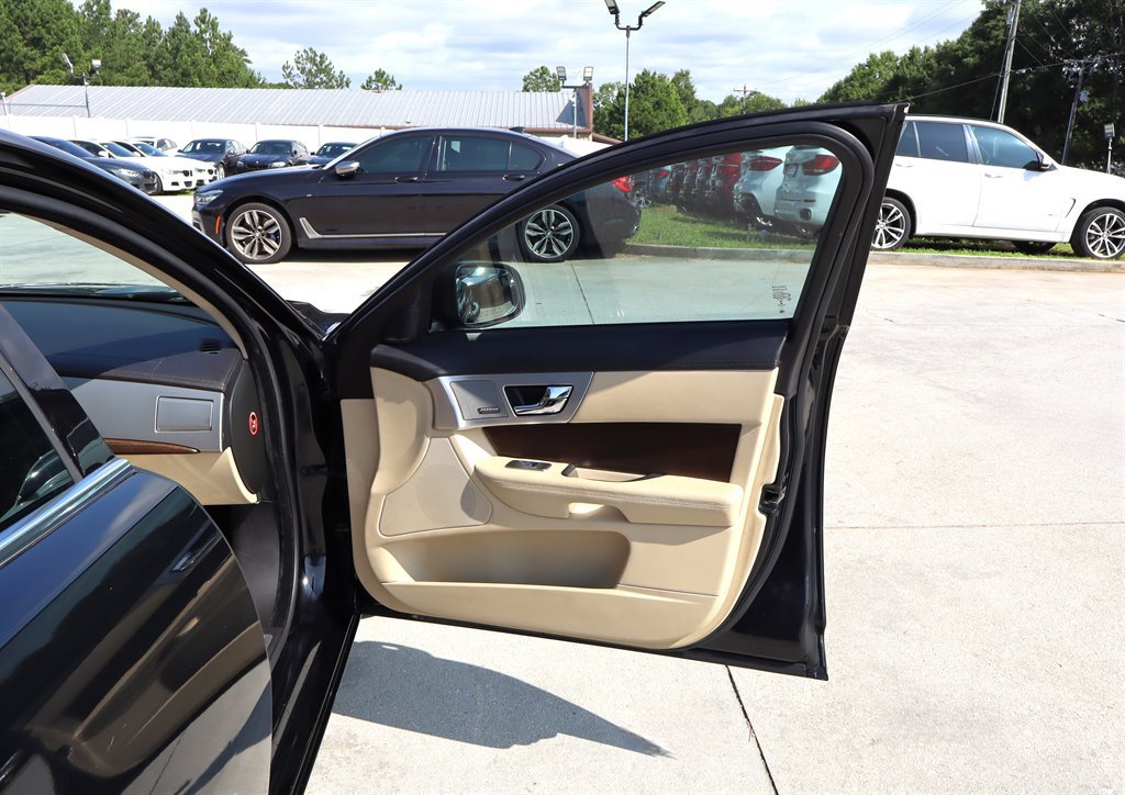 Used 2013 Jaguar XF RWD image 37