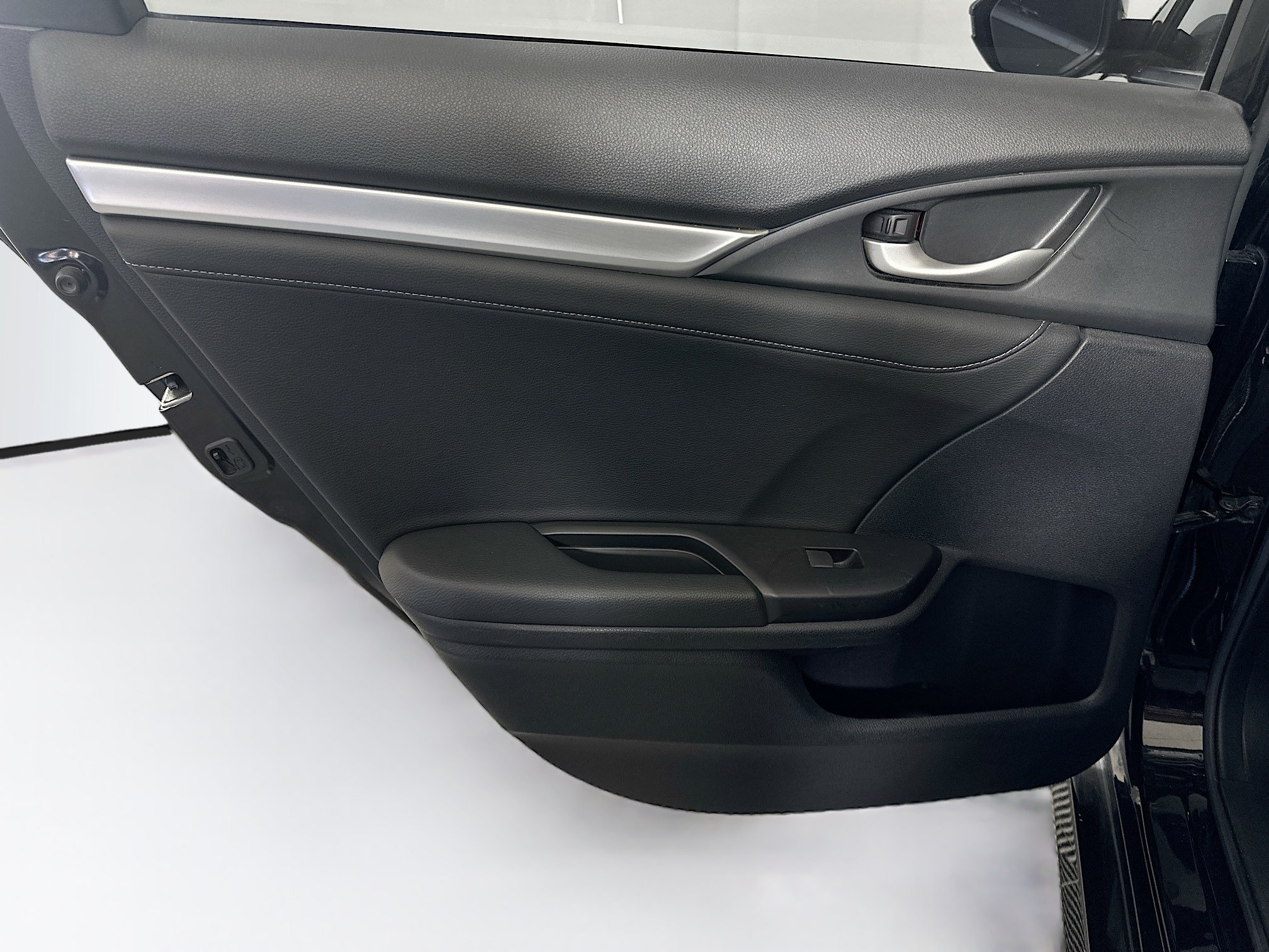 Used 2018 Honda Civic EX-L image 25
