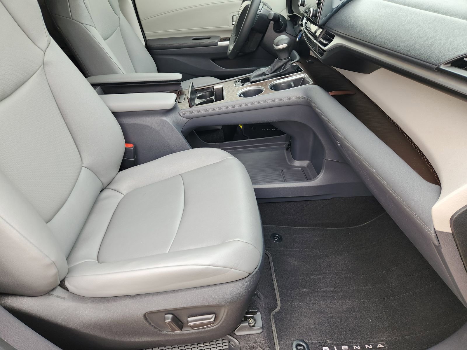 Used 2023 Toyota Sienna XLE FWD image 17