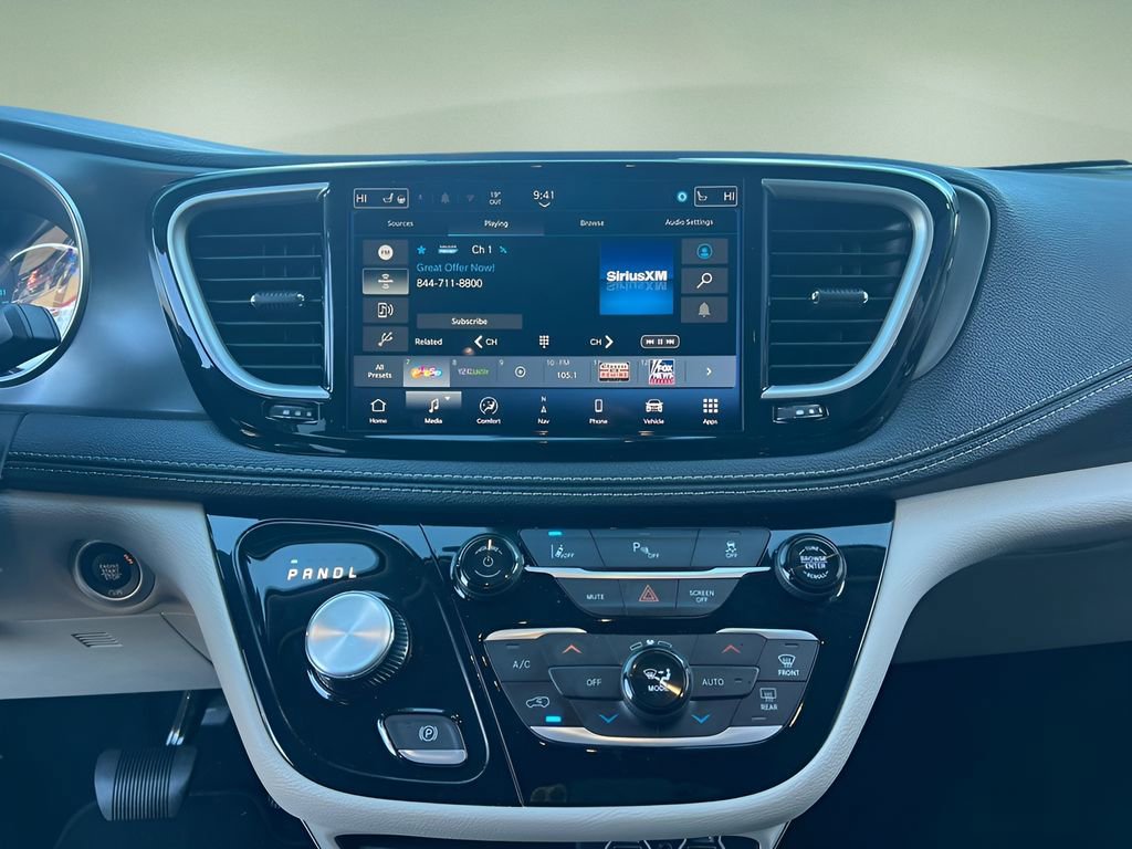 Used 2024 Chrysler Pacifica Select image 15