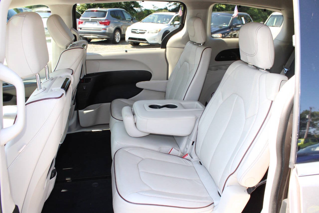 Used 2017 Chrysler Pacifica Limited FWD image 22