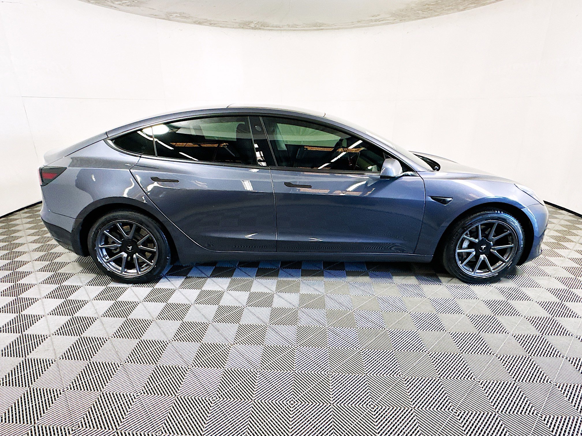 Used 2020 Tesla Model 3 Standard Range Plus RWD image 2