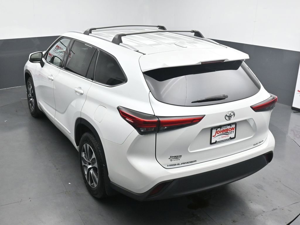 Used 2022 Toyota Highlander XLE AWD/4WD image 28