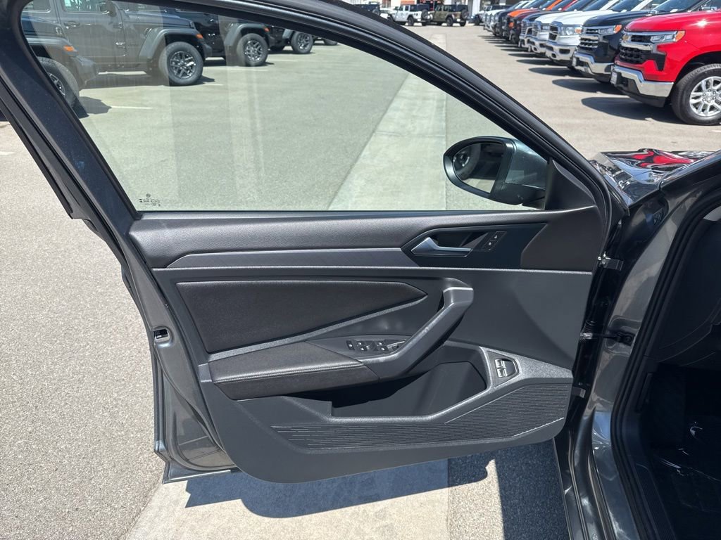 Used 2024 Volkswagen Jetta SE FWD image 12
