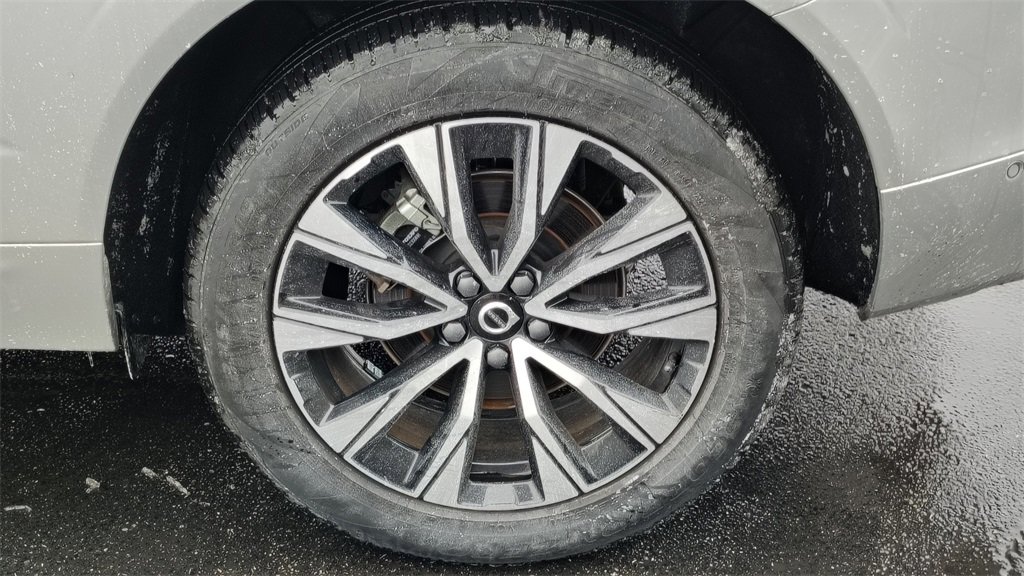 Certified 2025 Volvo XC60 B5 Plus image 27