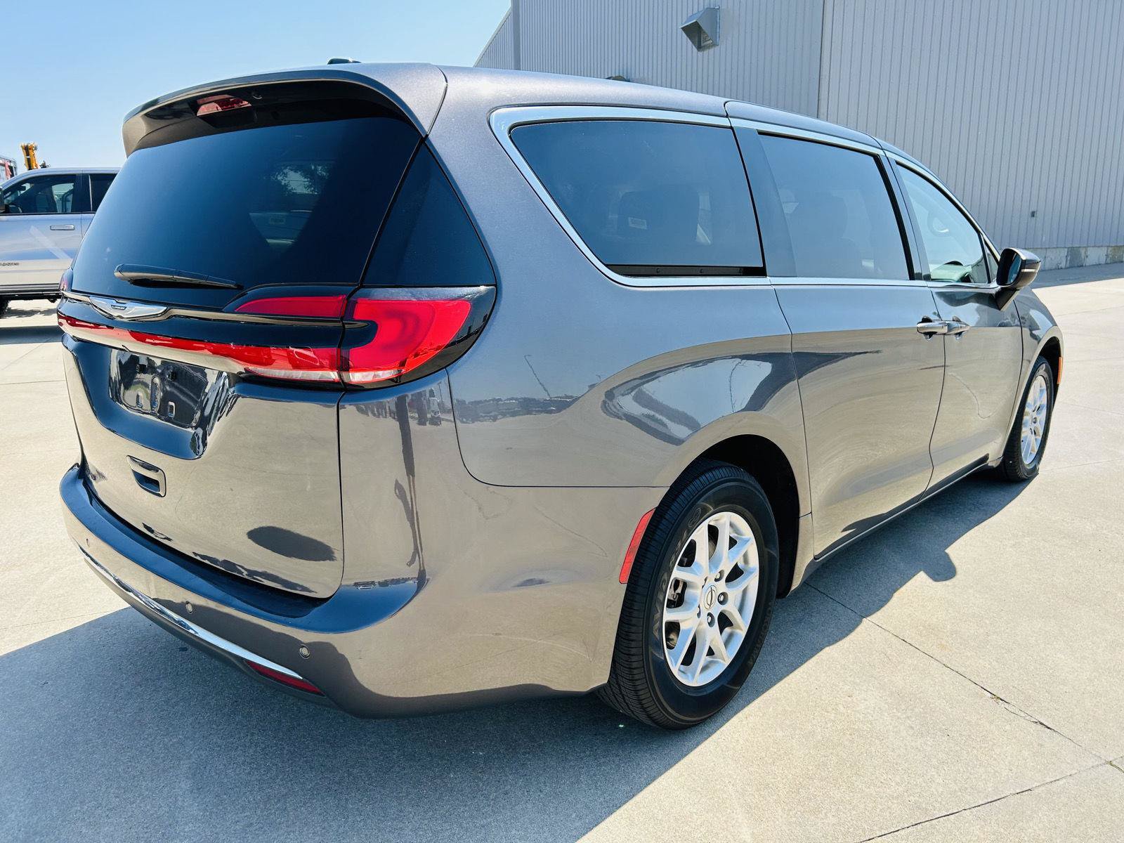 Used 2023 Chrysler Pacifica Touring-L FWD image 39