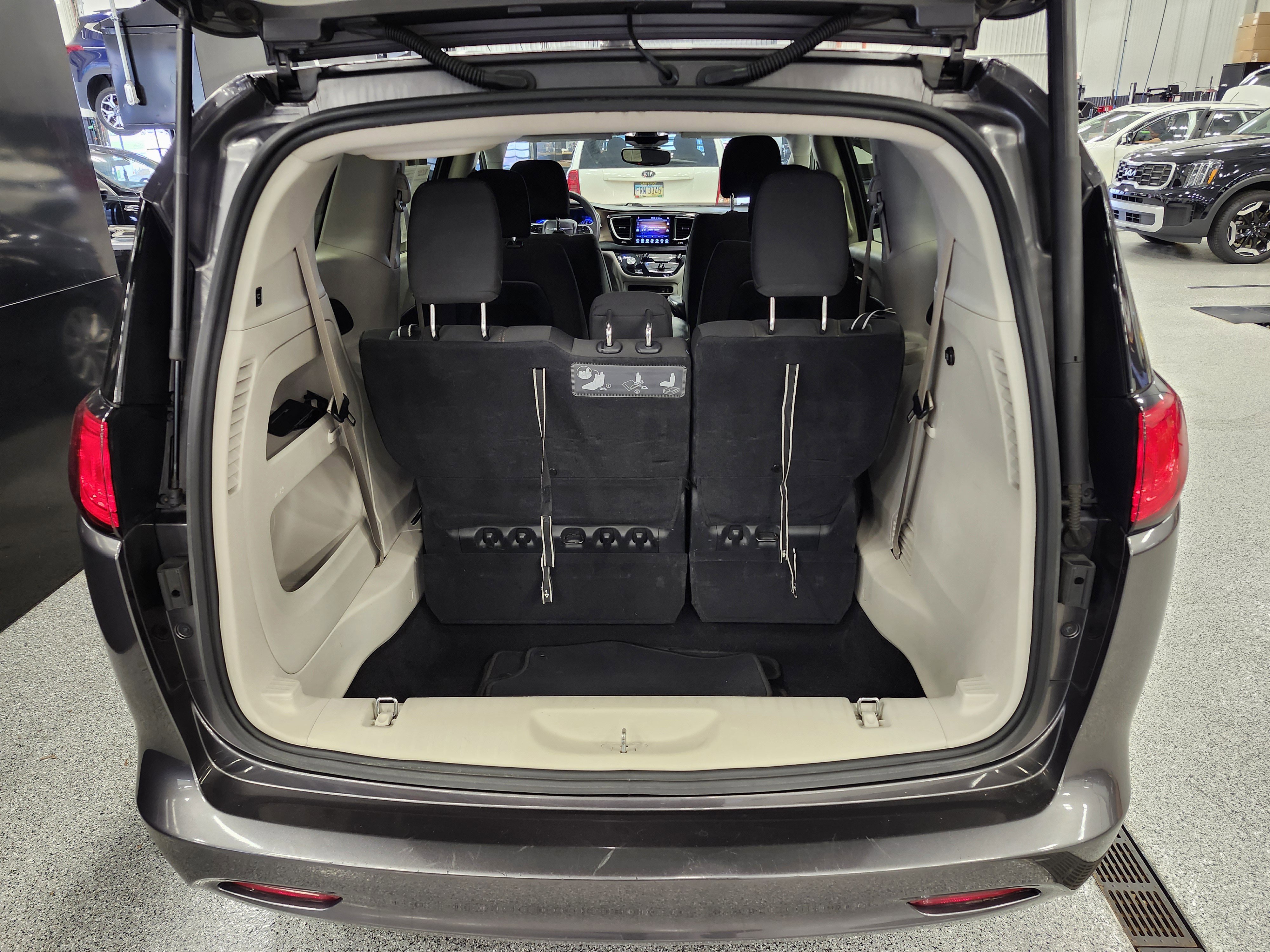 Used 2017 Chrysler Pacifica Touring w/ Tire & Wheel Group image 22