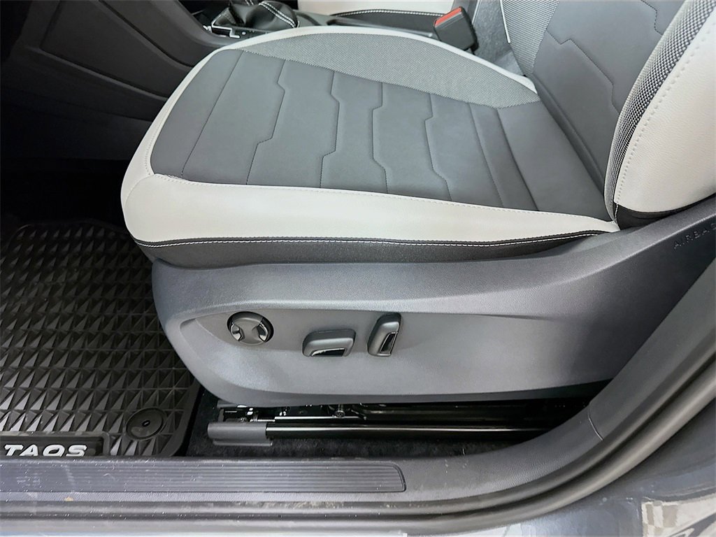 New 2025 Volkswagen Taos SE image 9