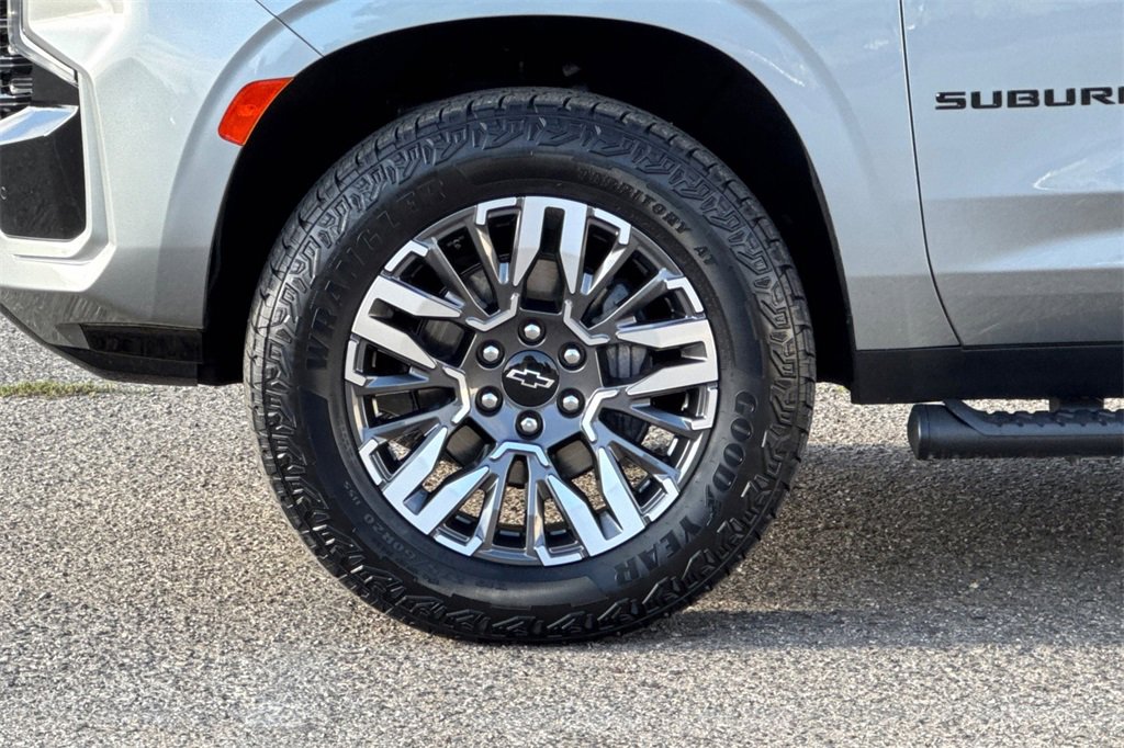 Used 2023 Chevrolet Suburban Z71 image 35